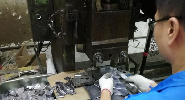 提倡天道酬勤,勤能補(bǔ)拙觀念，提高東莞合頁,東莞鉸鏈,東莞不銹鋼合頁的生產(chǎn)能力?